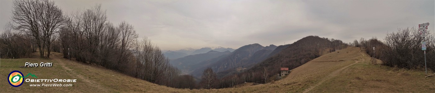 58 Al secondo panoramico pianoro di prati al Canto Basso (900 m).jpg